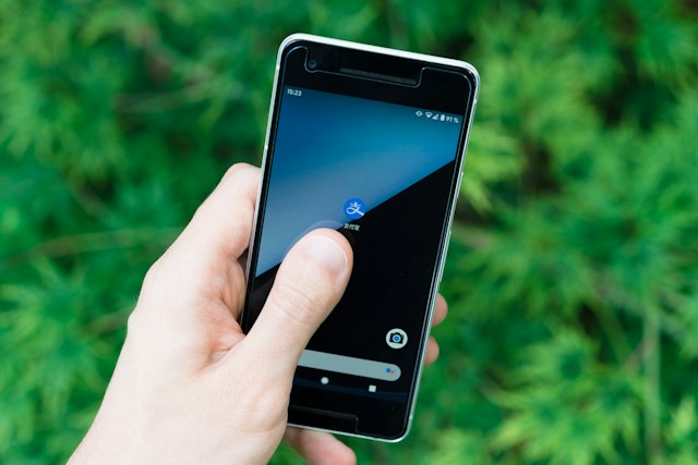 Tourist using Alipay while in China